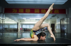 花样游泳美女,水下芭蕾舞者的优雅与力量